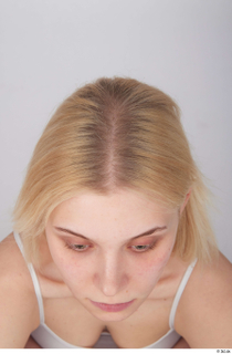 Unaisa loose blond hair 0001.jpg